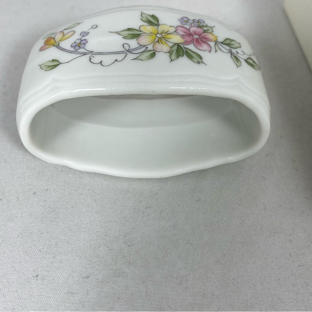 Andrea by Sadek Napkin Ring Holders Pink And Yellow Flowers ,  Set of 4 - Picture 3 of 6